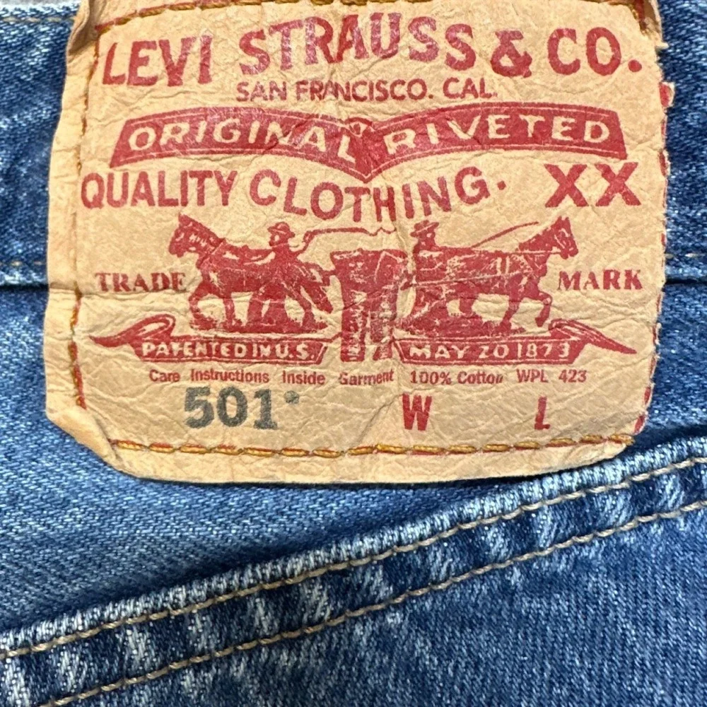 Levi's 501 Cut Off Shorts Mens‎ 34 Blue Medium Wash Excellent Raw Hem Button Fly